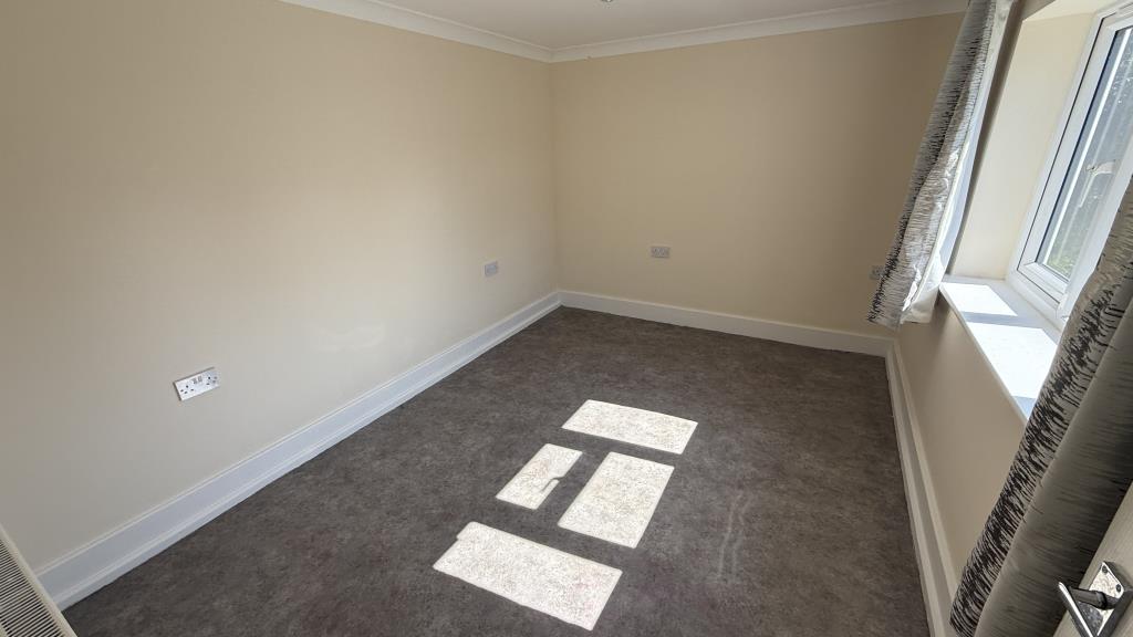 Lot: 127 - VACANT SEMI-DETACHED HOUSE AND ANNEXE - Internal view of second annexe room